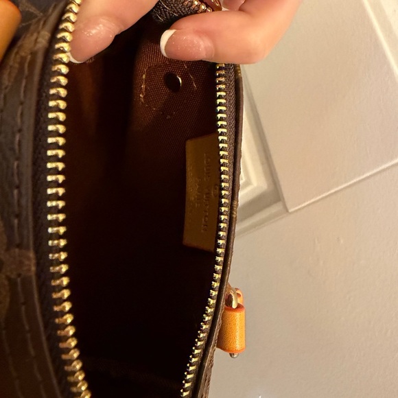 Luxury-Inspired| Crossbody - Picture 4 of 7